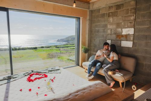 pareja_cama_corazon_de_flores_y_sofa_012