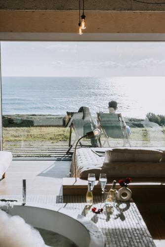 pareja_tomando_vino_en_terraza_001