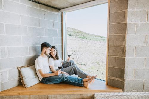 pareja_tomando_vino_en_zona_interior_ventana_002