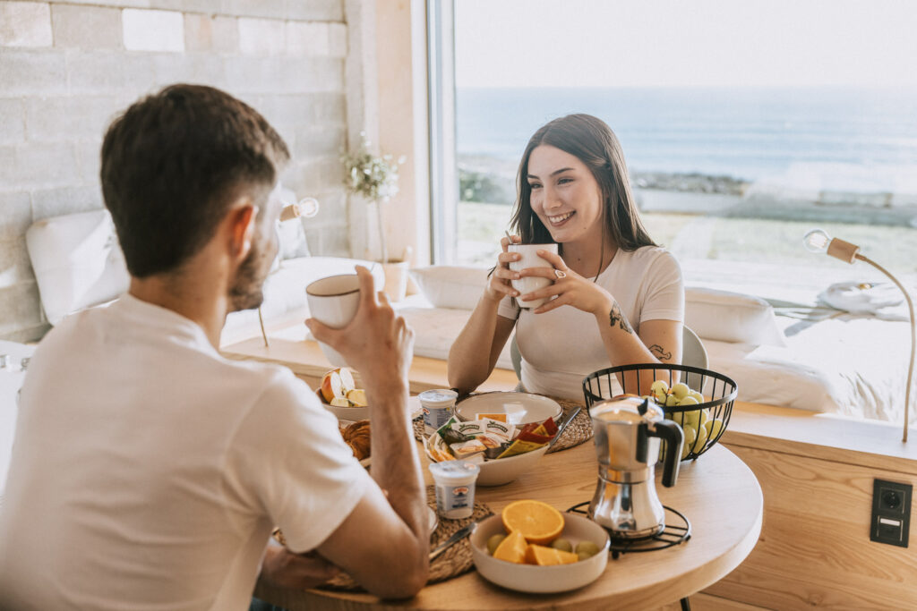 Pareja desayunando 001